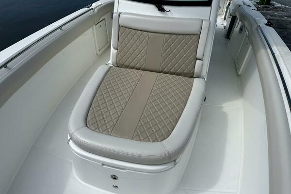 Boston Whaler 33 BOTTOMS UP -  Bow Seating  