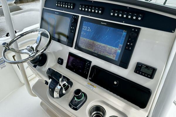 Boston Whaler 33 BOTTOMS UP - Helm