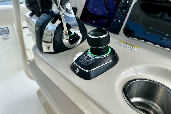 Boston Whaler 33 BOTTOMS UP - Helm