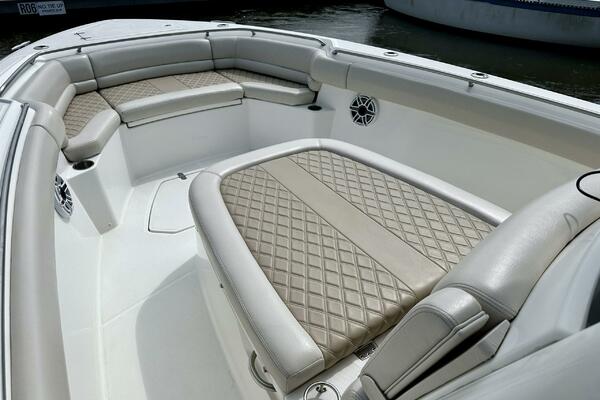 Boston Whaler 33 BOTTOMS UP -  Bow Seating  