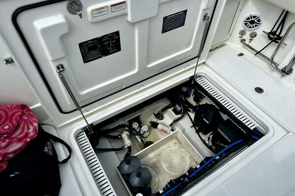 Boston Whaler 33 BOTTOMS UP - Cockpit Access