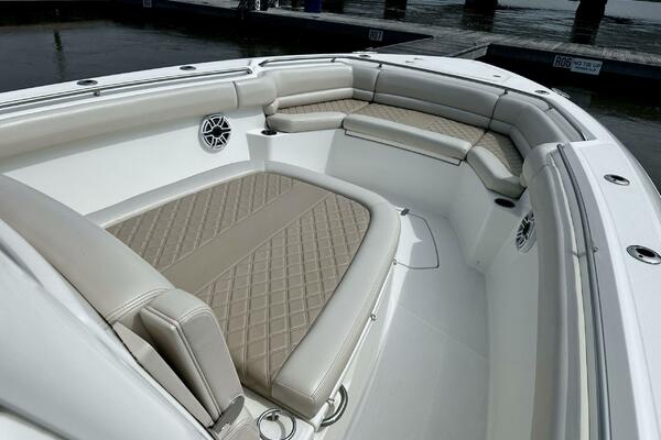Boston Whaler 33 BOTTOMS UP -  Bow Seating  