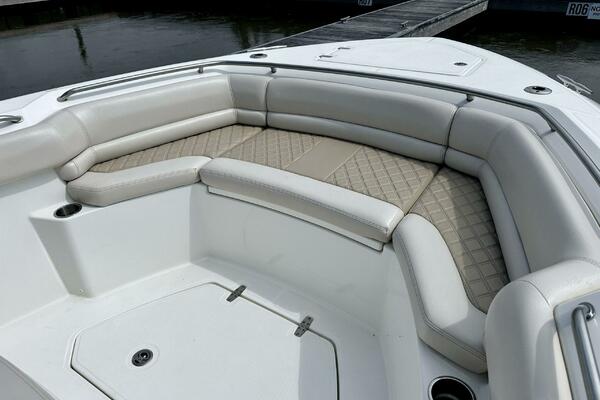 Boston Whaler 33 BOTTOMS UP -  Bow Seating  