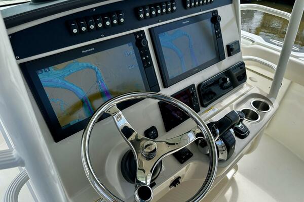 Boston Whaler 33 BOTTOMS UP - Helm
