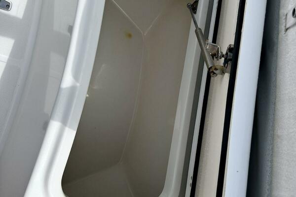 Boston Whaler 33 BOTTOMS UP -  Storage