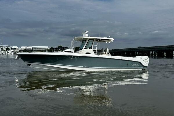 Boston Whaler 33 BOTTOMS UP -  Exterior