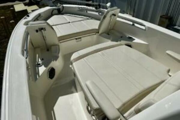 Boston Whaler 250 Dauntless - Bow
