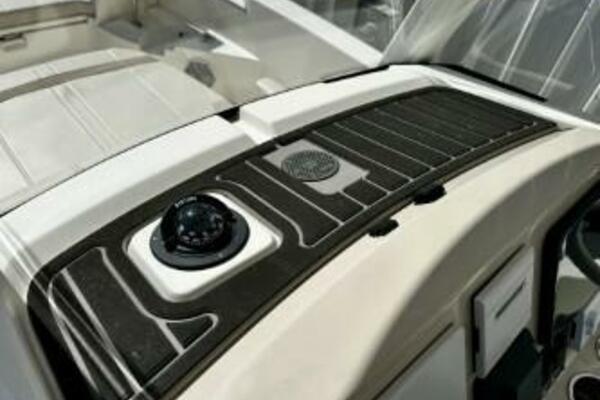 Boston Whaler 250 Dauntless - Helm