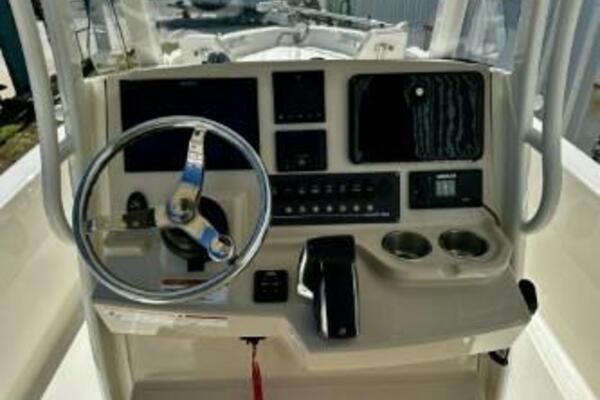 Boston Whaler 250 Dauntless - Helm