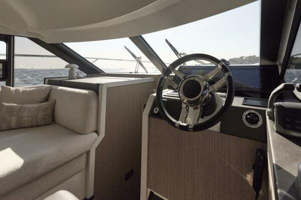 2027 F4.3 Prestige Helm