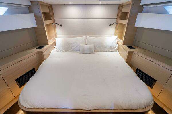 Steeler Bronson 67 Beachclub Yacht For Sale