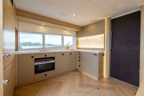 Steeler Bronson 67 Beachclub Yacht For Sale