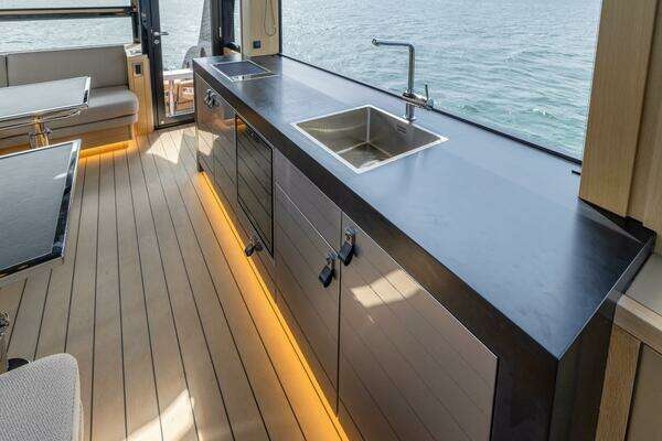 Steeler Bronson 67 Beachclub Yacht For Sale