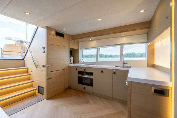 Steeler Bronson 67 Beachclub Yacht For Sale