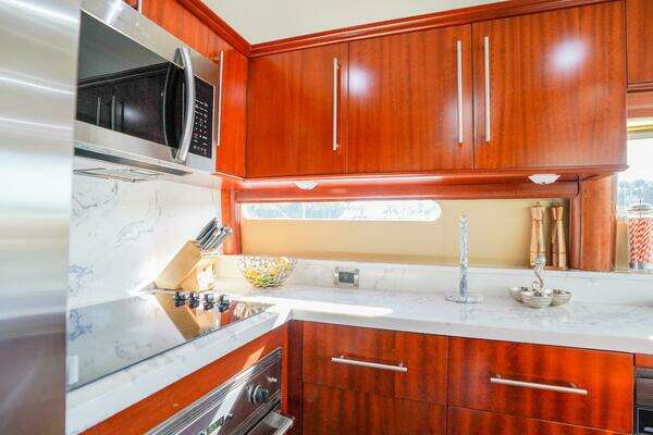 Lazzara Yachts 80 SL Yacht For Sale