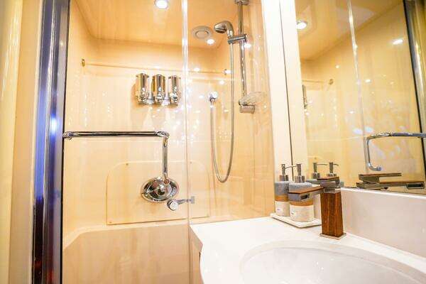 Lazzara Yachts 80 SL Yacht For Sale