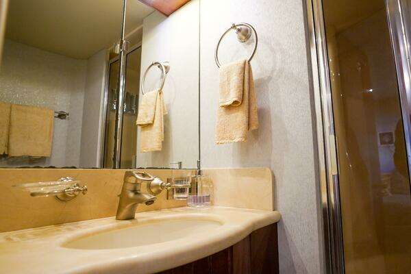 Lazzara Yachts 80 SL Yacht For Sale