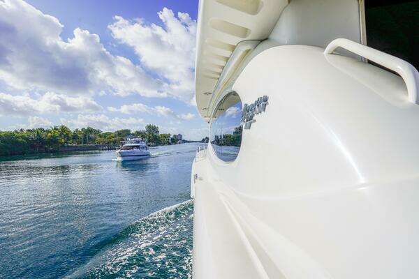 Lazzara Yachts 80 SL Yacht For Sale