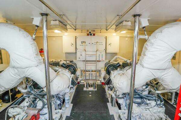 Lazzara Yachts 80 SL Yacht For Sale