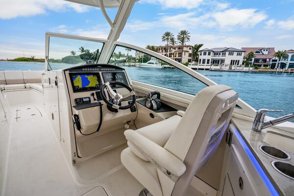 32ft Boston Whaler Yacht For Sale