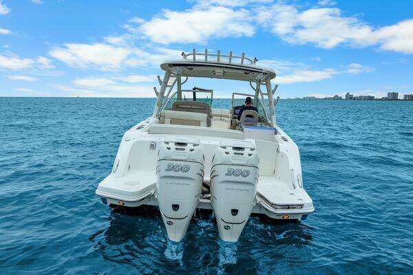 Boston Whaler 320 Vantage Yacht For Sale