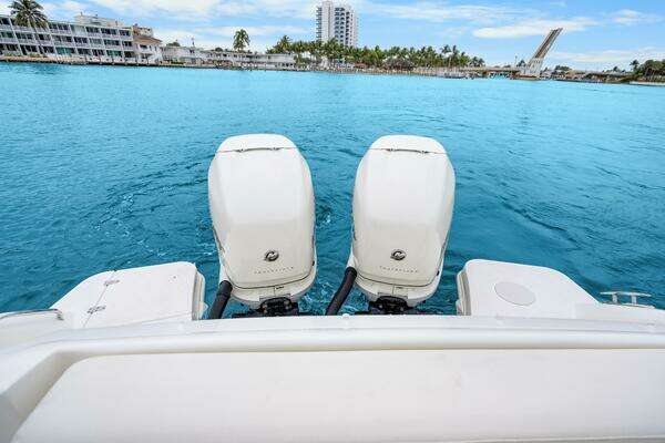 Boston Whaler 320 Vantage Yacht For Sale