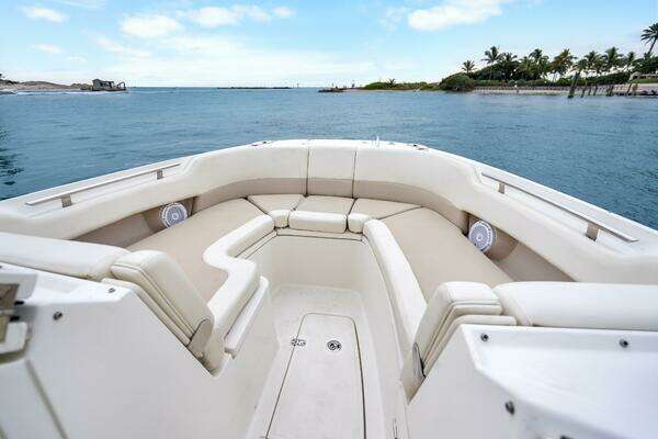 Boston Whaler 320 Vantage Yacht For Sale