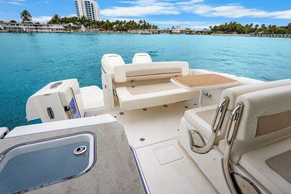 Boston Whaler 320 Vantage Yacht For Sale