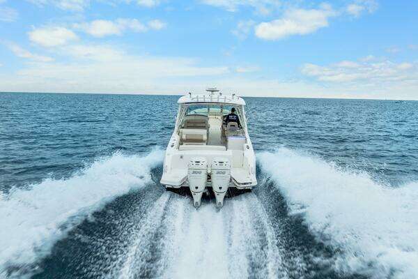 Boston Whaler 320 Vantage Yacht For Sale