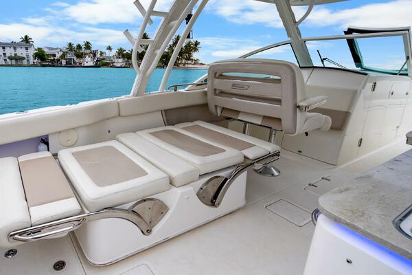 32ft Boston Whaler Yacht For Sale