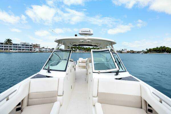 Boston Whaler 320 Vantage Yacht For Sale
