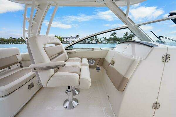 Boston Whaler 320 Vantage Yacht For Sale