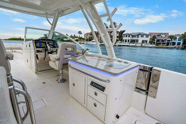 Boston Whaler 320 Vantage Yacht For Sale