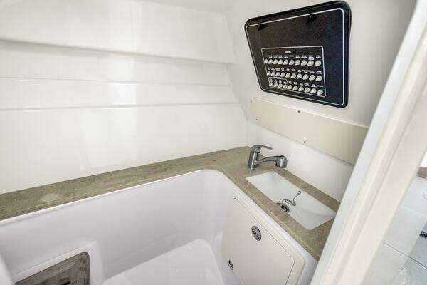 Boston Whaler 320 Vantage Yacht For Sale