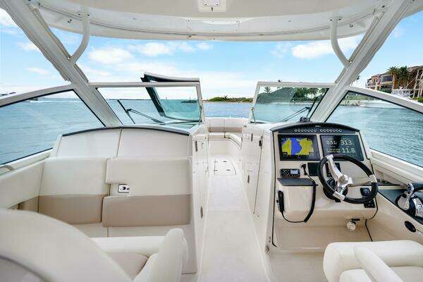 Boston Whaler 320 Vantage Yacht For Sale