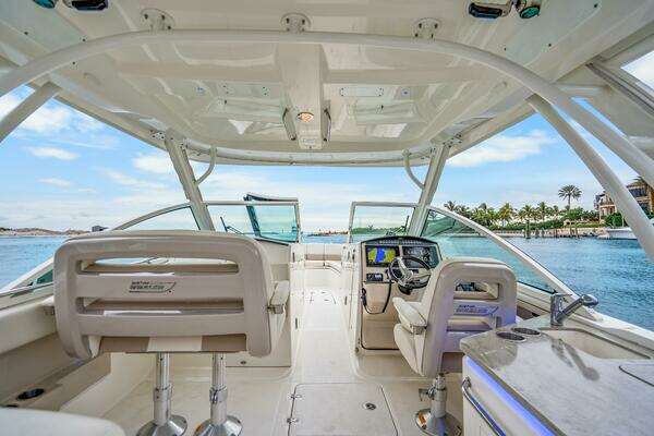 Boston Whaler 320 Vantage Yacht For Sale