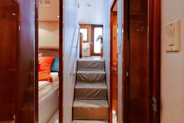 Hatteras 50 Convertible Yacht For Sale