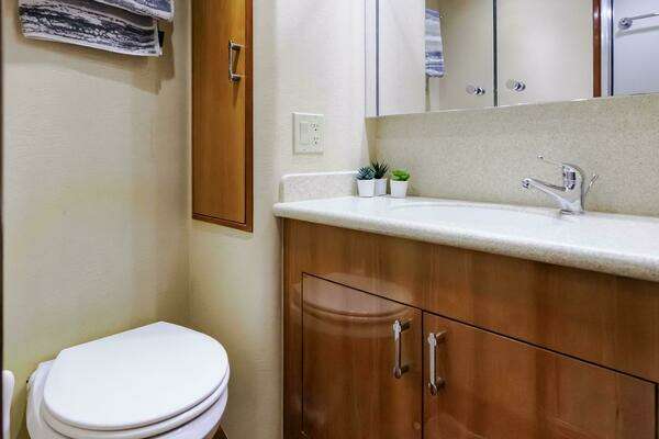 Hatteras 50 Convertible Yacht For Sale