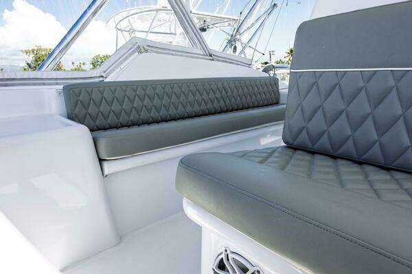 Hatteras 50 Convertible Yacht For Sale