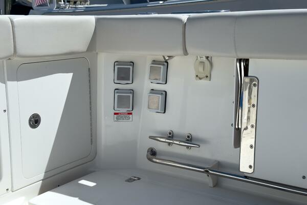 PEARL 31ft Boston Whaler Yacht For Sale