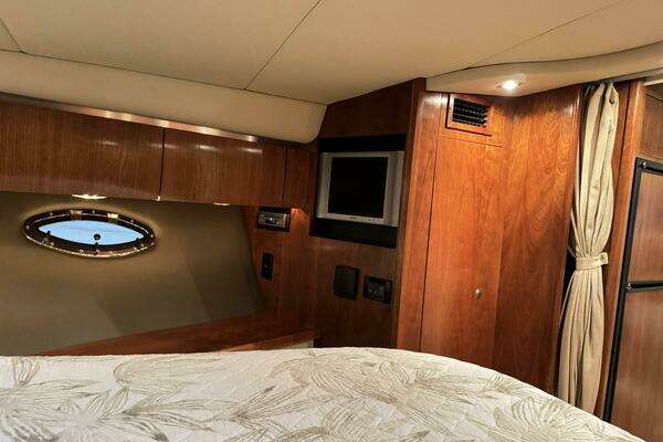 2005 Cruisers Yachts 42