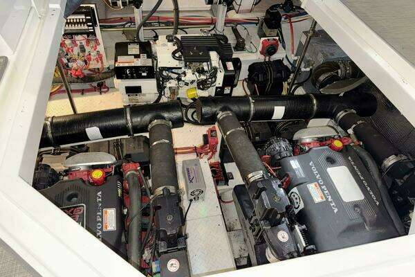 2005 Cruisers Yachts 42