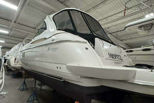 2005 Cruisers Yachts 42