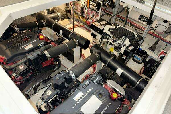 2005 Cruisers Yachts 42