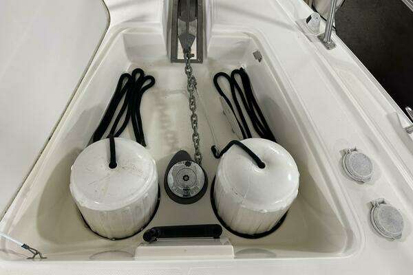 2005 Cruisers Yachts 42