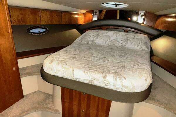 2005 Cruisers Yachts 42