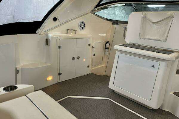 2005 Cruisers Yachts 42