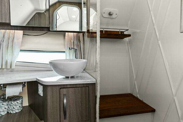 Regal 33 SAV Yacht For Sale