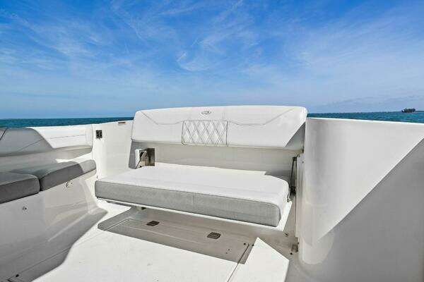 Regal 33 SAV Yacht For Sale