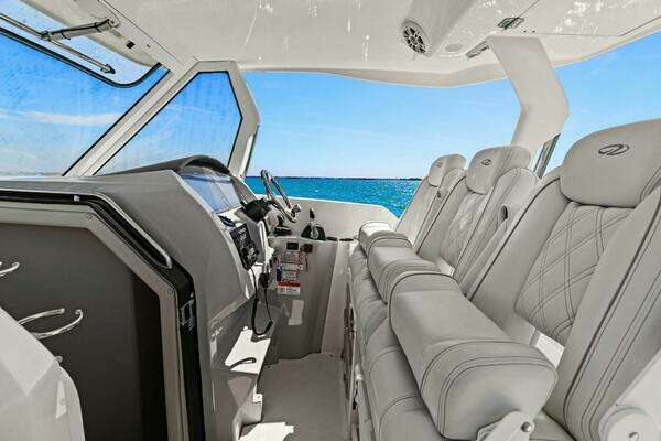 Regal 33 SAV Yacht For Sale